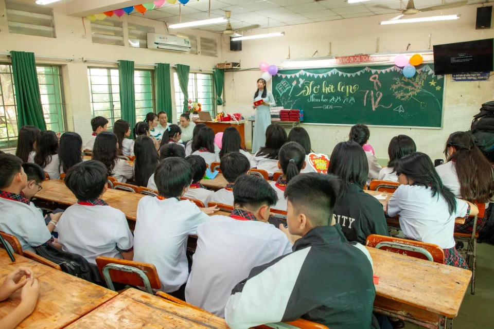 Giáo viên đứng lớp